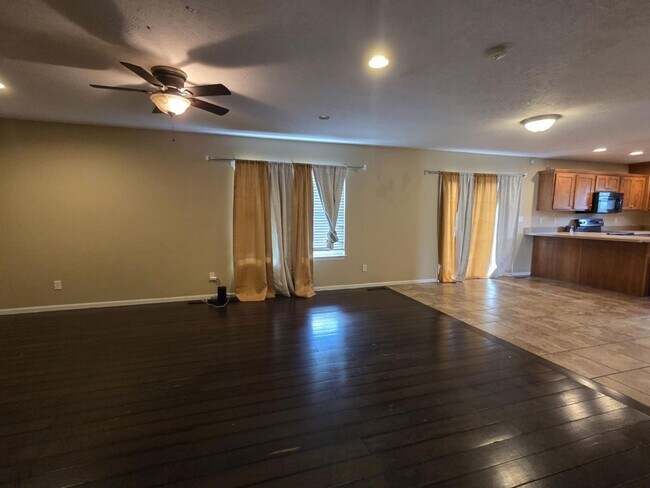 Building Photo - Large family corner lot home for rent!
