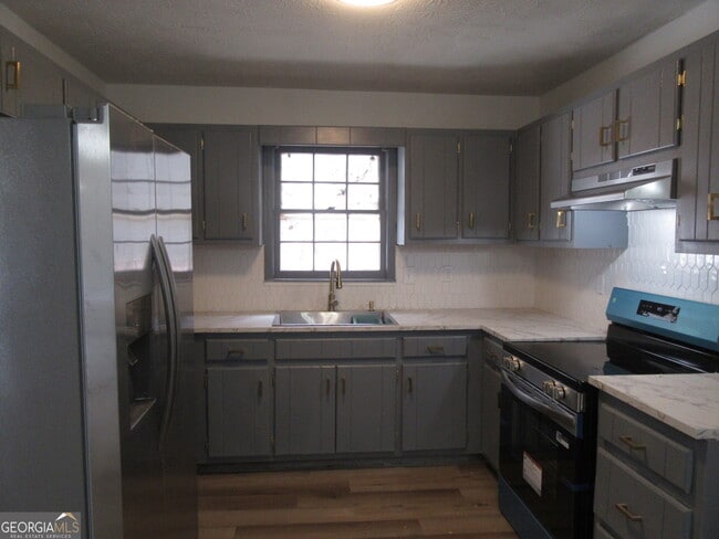 Building Photo - 613 Windsor Dr SE