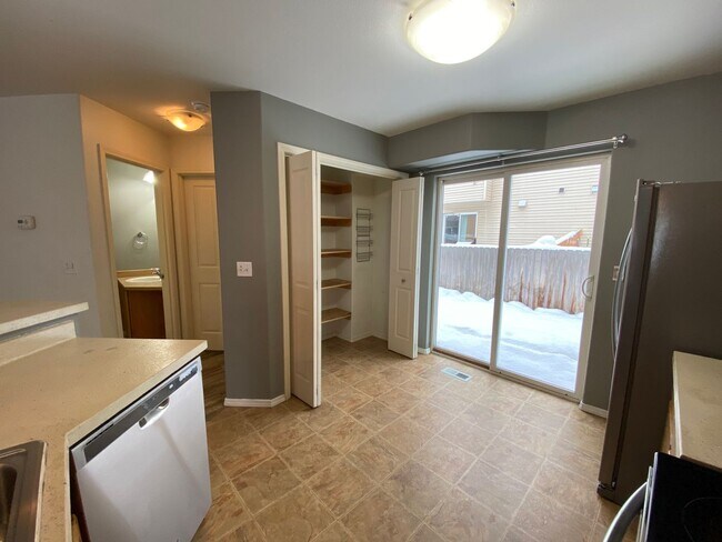 Building Photo - A lovely (3) bed, (2) bath end-unit townho...