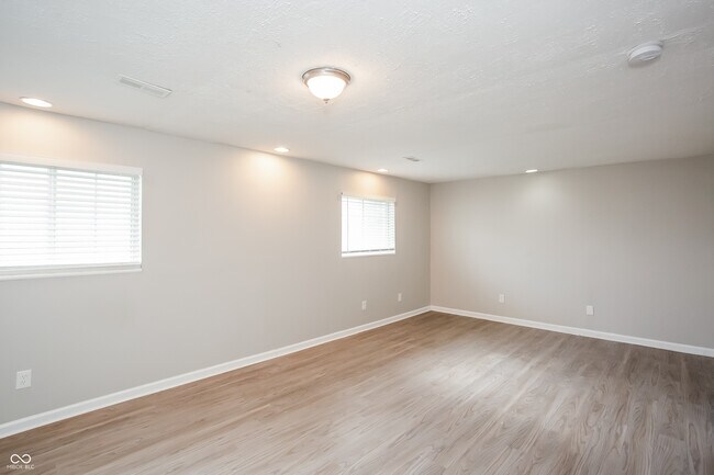 Building Photo - 607 Woods Crossing Dr