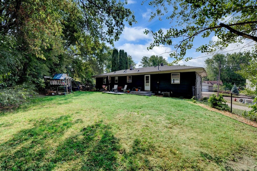 Backyard of duplex - 17316 Bay Cir