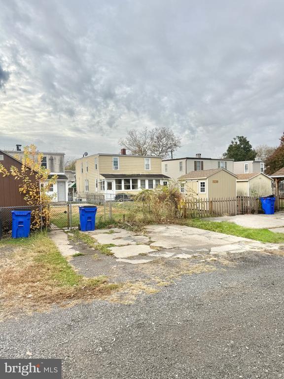 Building Photo - 1235 Maple St