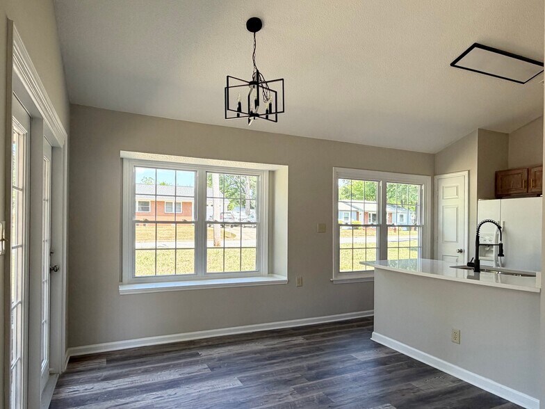 Building Photo - 405 Amberly Dr