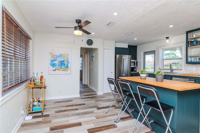 Building Photo - 1528 W River Shore Way