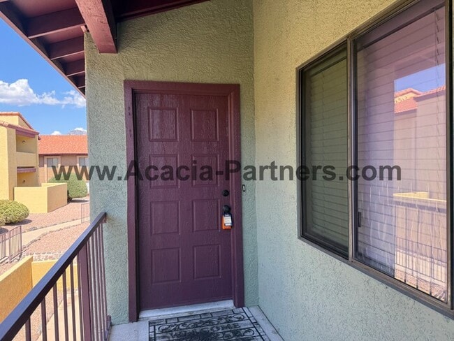 Building Photo - Two Bedroom on East Side