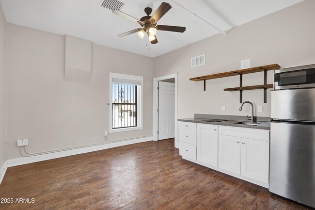 Building Photo - 5753 W Glendale Ave