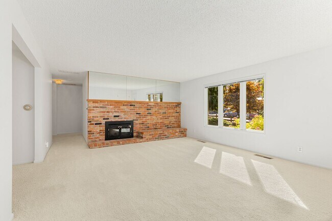 Building Photo - 1828 N 163rd St