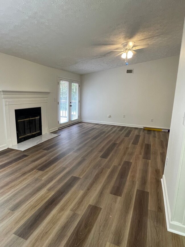 Building Photo - Beautifully renovated 3/2 off of Newton Br...