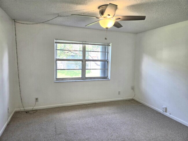 Building Photo - 1100 NW 87th Ave