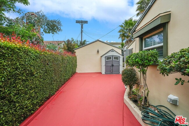 Building Photo - 1126 S Bundy Dr
