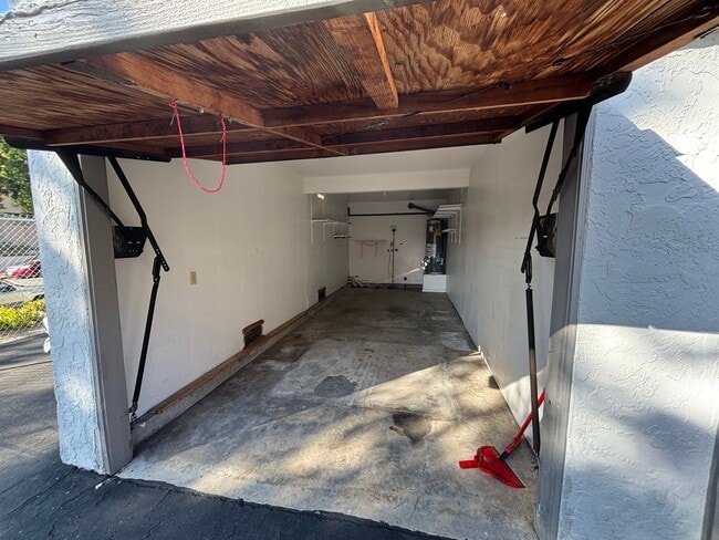 Building Photo - Move-in Ready Condo!