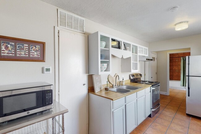 Building Photo - 1613 Morningside Dr NE