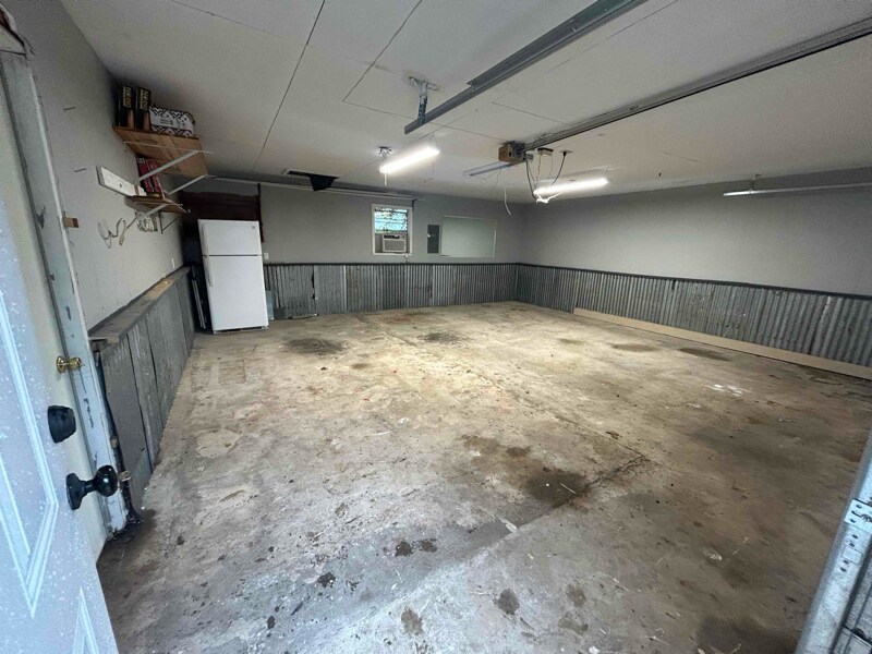 Building Photo - 1302 W Cedar Ave