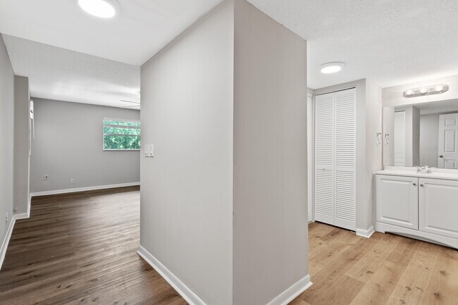 Building Photo - 2700 Coral Springs Dr