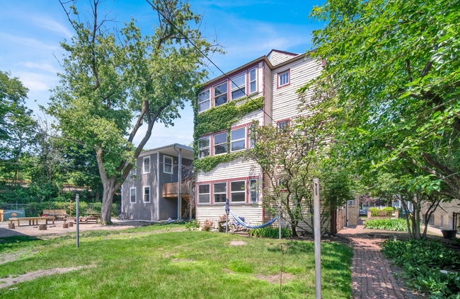 Building Photo - 826 Hamlin St