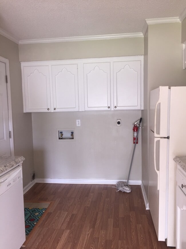 Building Photo - CUTE 3 BEDROOM 2 BATH! WITH A LARGE BACK YARD!