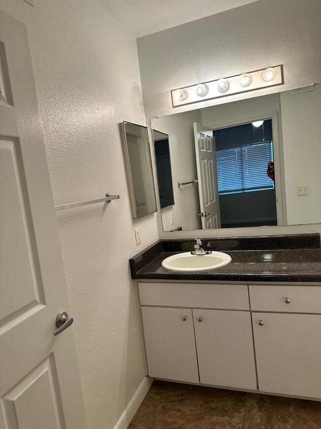 Building Photo - 1295 N Ash St