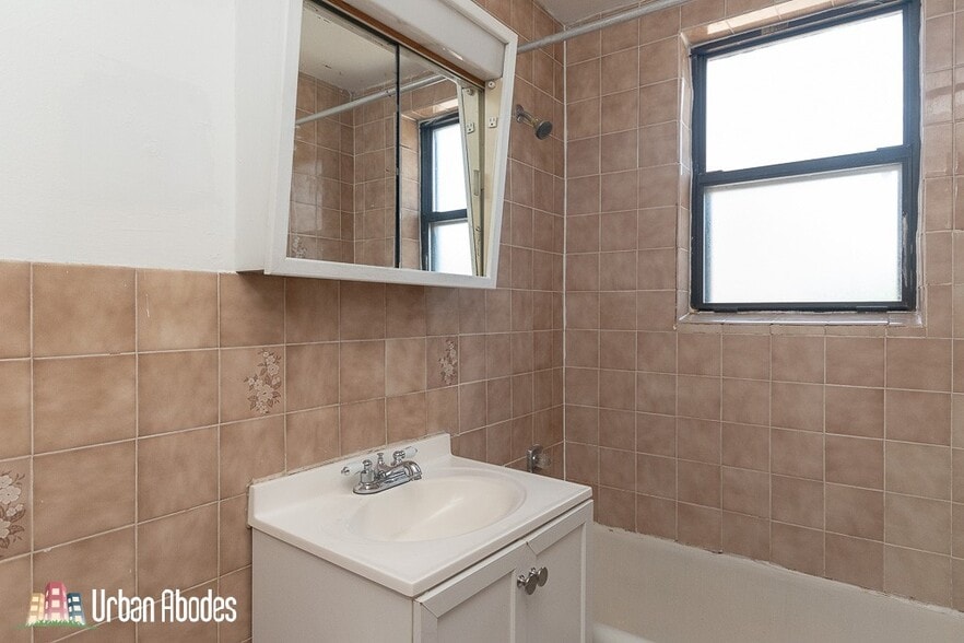 Building Photo - 727 W Belmont Ave