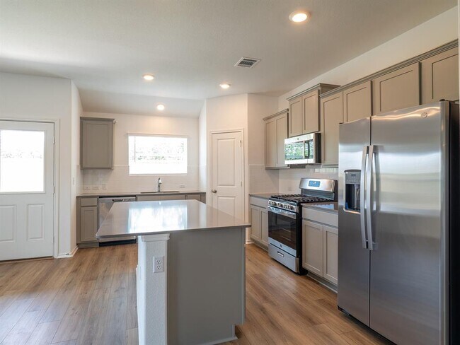 Building Photo - 702 Silver Springs Bend