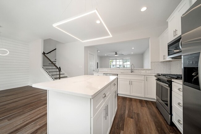Building Photo - Stunning 2BE/2.5BA townhome next to Percy ...