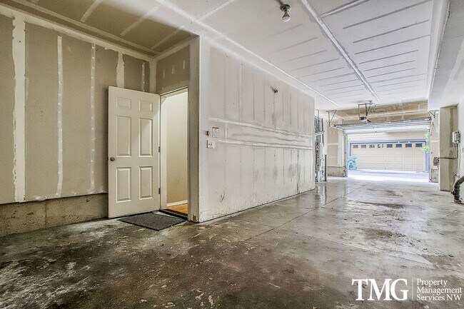 Building Photo - Gorgeous 4-bedroom Townhome with garage and washer / dryer in unit.