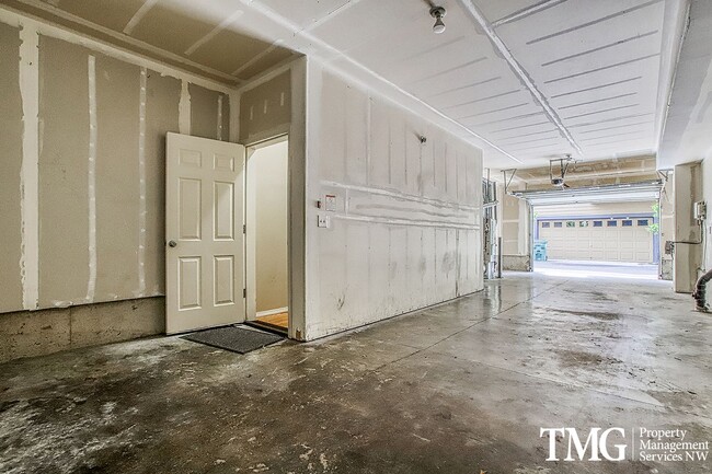Building Photo - Wonderful 4 bed 2.5 Bath Townhome in Hills...