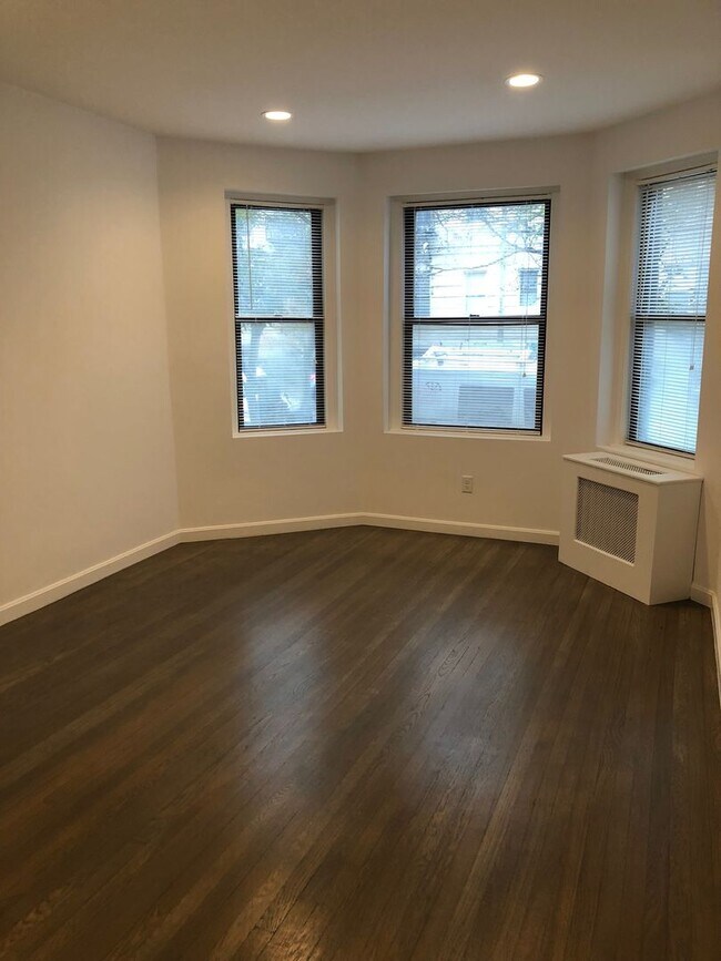 Building Photo - West Fens Updated 1Bed with washer and dry...
