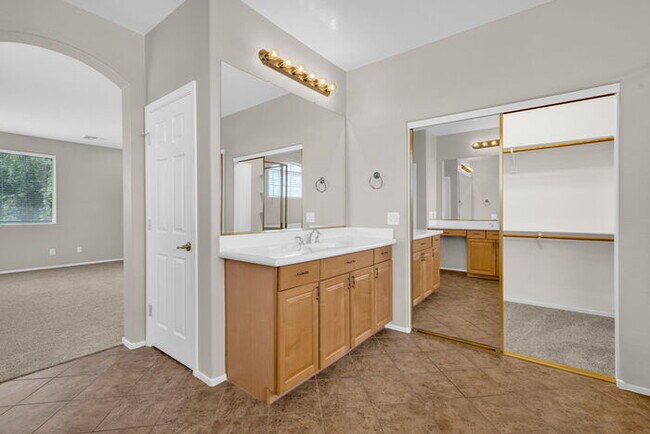 Building Photo - 2032 S Sabrina