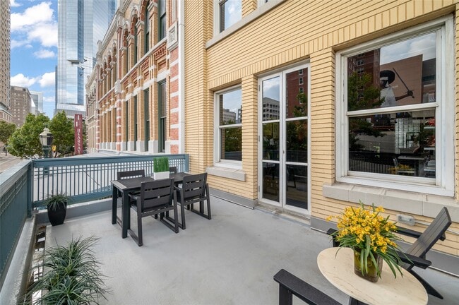 Building Photo - 204 Travis St