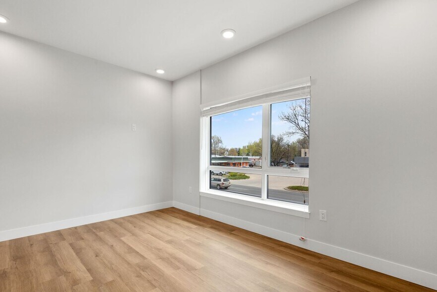 Building Photo - 903 Main St