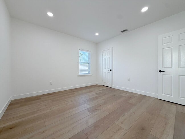 Building Photo - Alhambra Dr