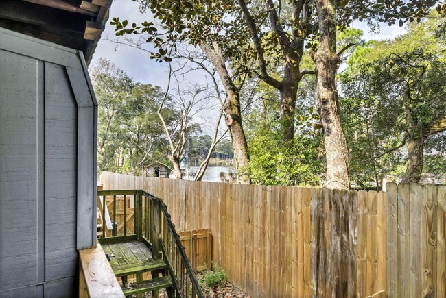 Building Photo - 200 White St