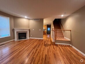 Building Photo - Beautiful 3 Bedroom Townhouse in South Col...