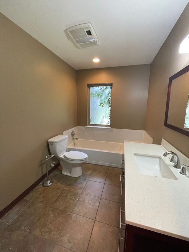 Building Photo - Updated Florence Park South Bungalow! 2 Be...