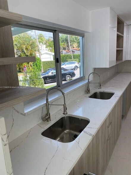 Building Photo - 9257 Bay Dr