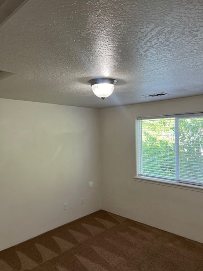 Building Photo - Two Story Townhome