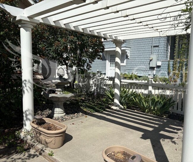 Building Photo - Three Bedroom, Two Bathroom House Near Sha...