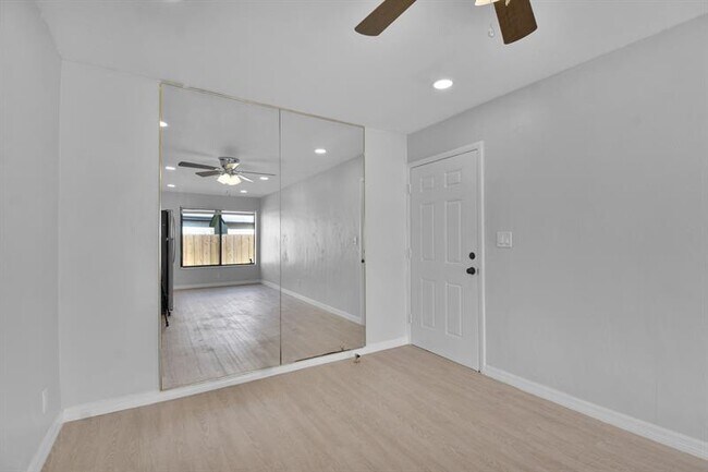 Building Photo - 6101 NW 9th Ct