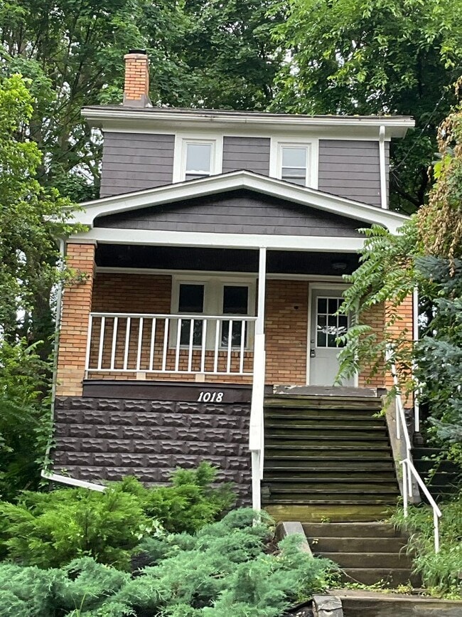 Primary Photo - Charming, Character-Filled 2 Bedroom in Br...