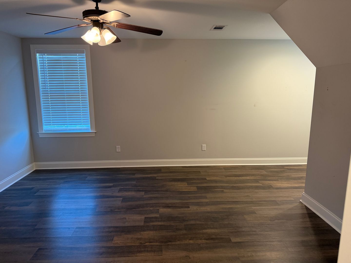 Building Photo - End Unit 3 Bedroom Townhome in Auburn