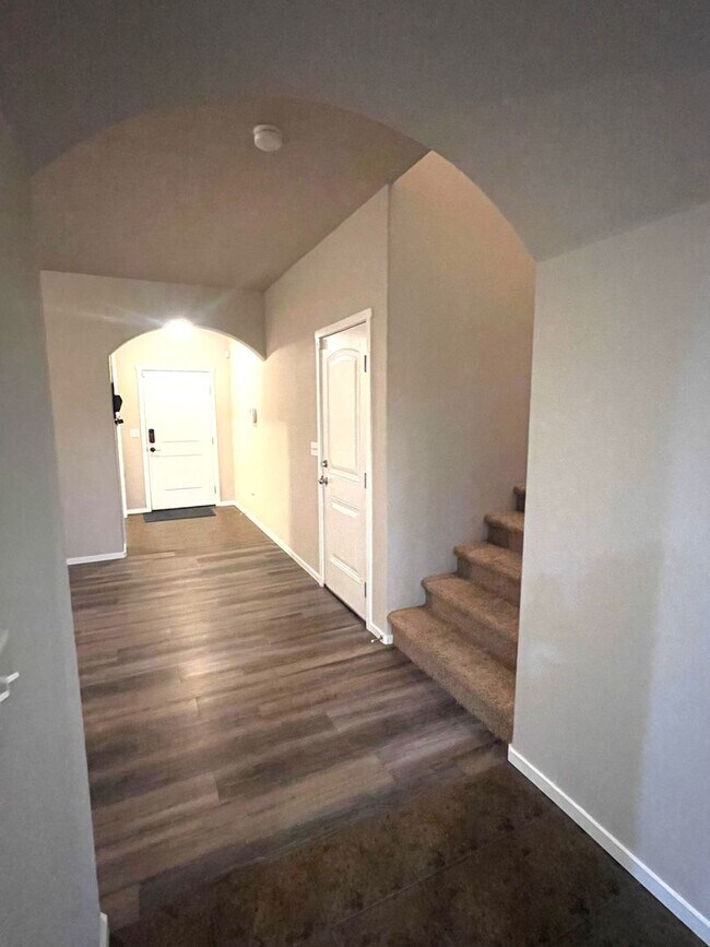 Building Photo - Charming Very Spacious 2-Story Home for Rent in Pasco, WA – Ideal Location Off Road 68!