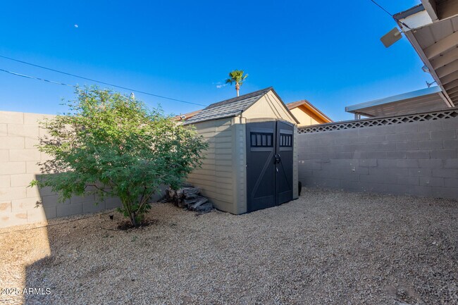 Building Photo - 1422 W Orange Dr