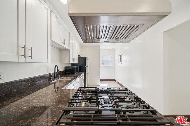 Building Photo - 7946 Fountain Ave