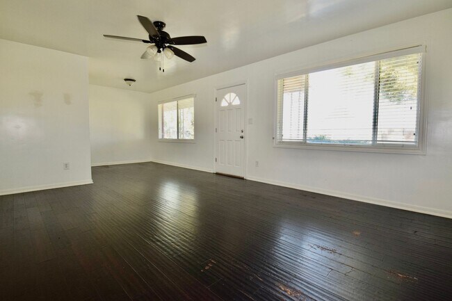 Building Photo - Cute 3 bedroom 2 bath Mesa home!