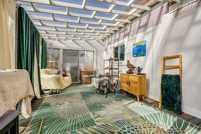 Building Photo - 4 Bed • 2 Bath Furnished Home – Utilities Included
