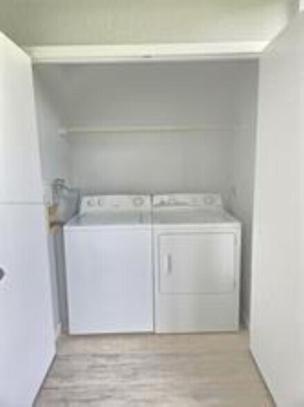 Building Photo - 2831 N Oakland Forest Dr