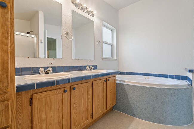 Building Photo - 3BR House Available in Pleasant Valley
