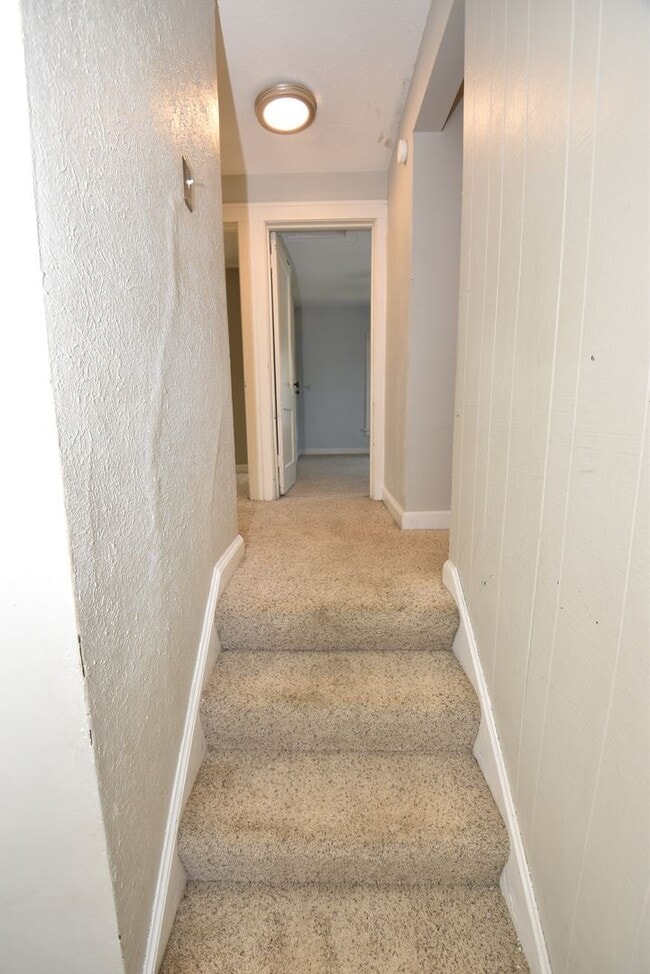 Building Photo - 3 bedroom 1.5 bath home next to IUSB.