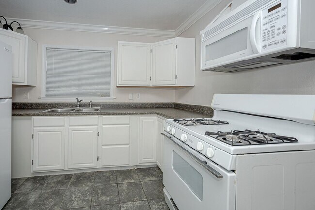 Building Photo - 3 Bed 2 Bath home in Pascagoula near the beach.