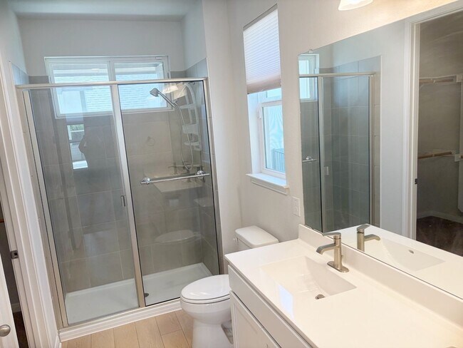 Building Photo - 2 Bed / 2.5 Bath Home Ready for Lease!